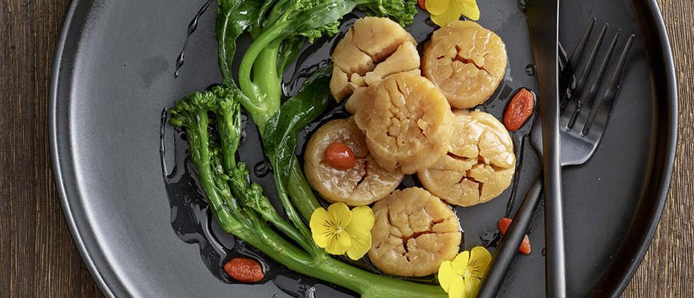 Steamed scallops with broccoli