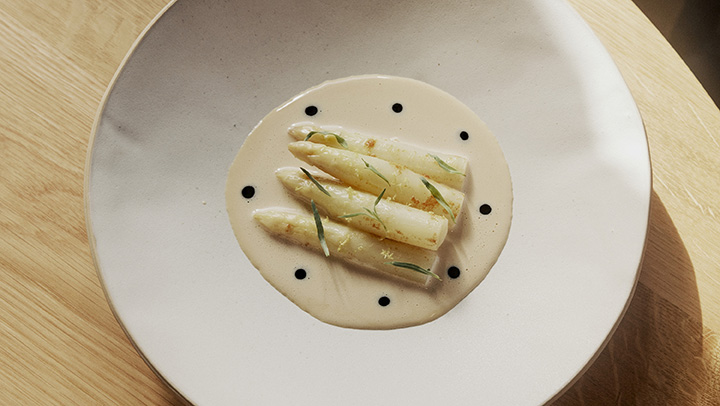 White asparagus with lemon confit and beurre blanc
