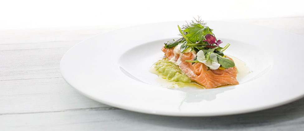 Gekonfijte zalm met een schuim van raapzaadolie en avocado-aardappelpuree