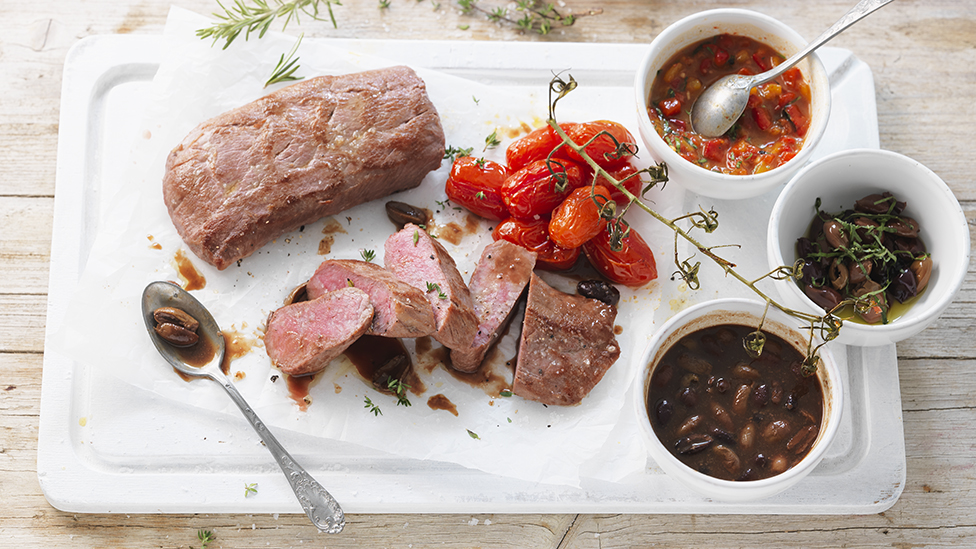 Fetta di rognone di agnello con ragù di peperoni e fondo bruno alle olive