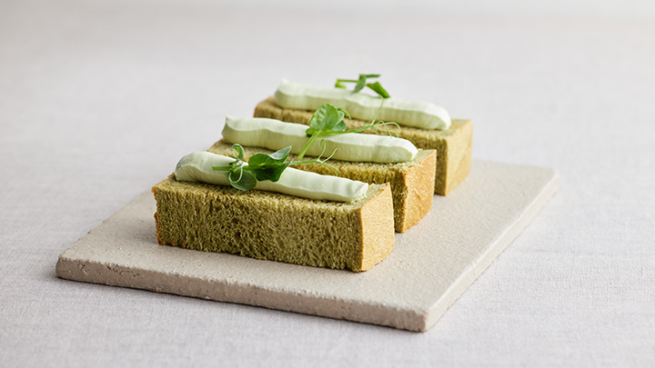 Pain à toaster japonais à l'herbe d'orge et crème de ricotta à la ciboulette