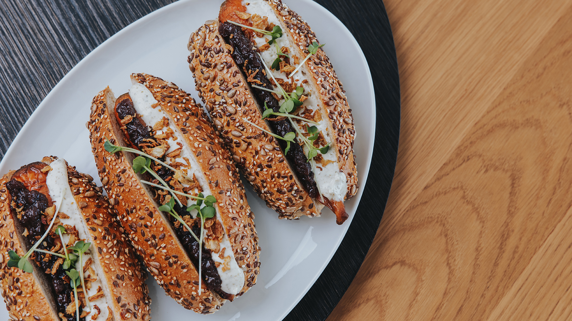 Gulerodshotdog med løgconfit og kapersmayonnaise