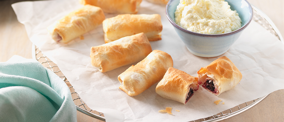 Mini berry spring rolls with coconut crème