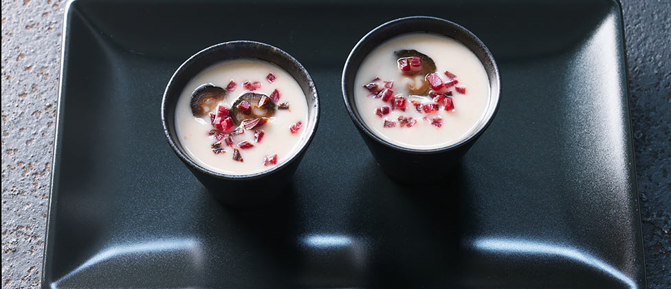 Potage de châtaignes au mostbröckli et à la noix noire