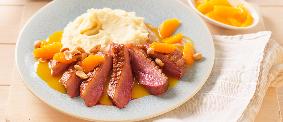 Magret de canard, purée de céleri, sauce mandarine et cacahuètes