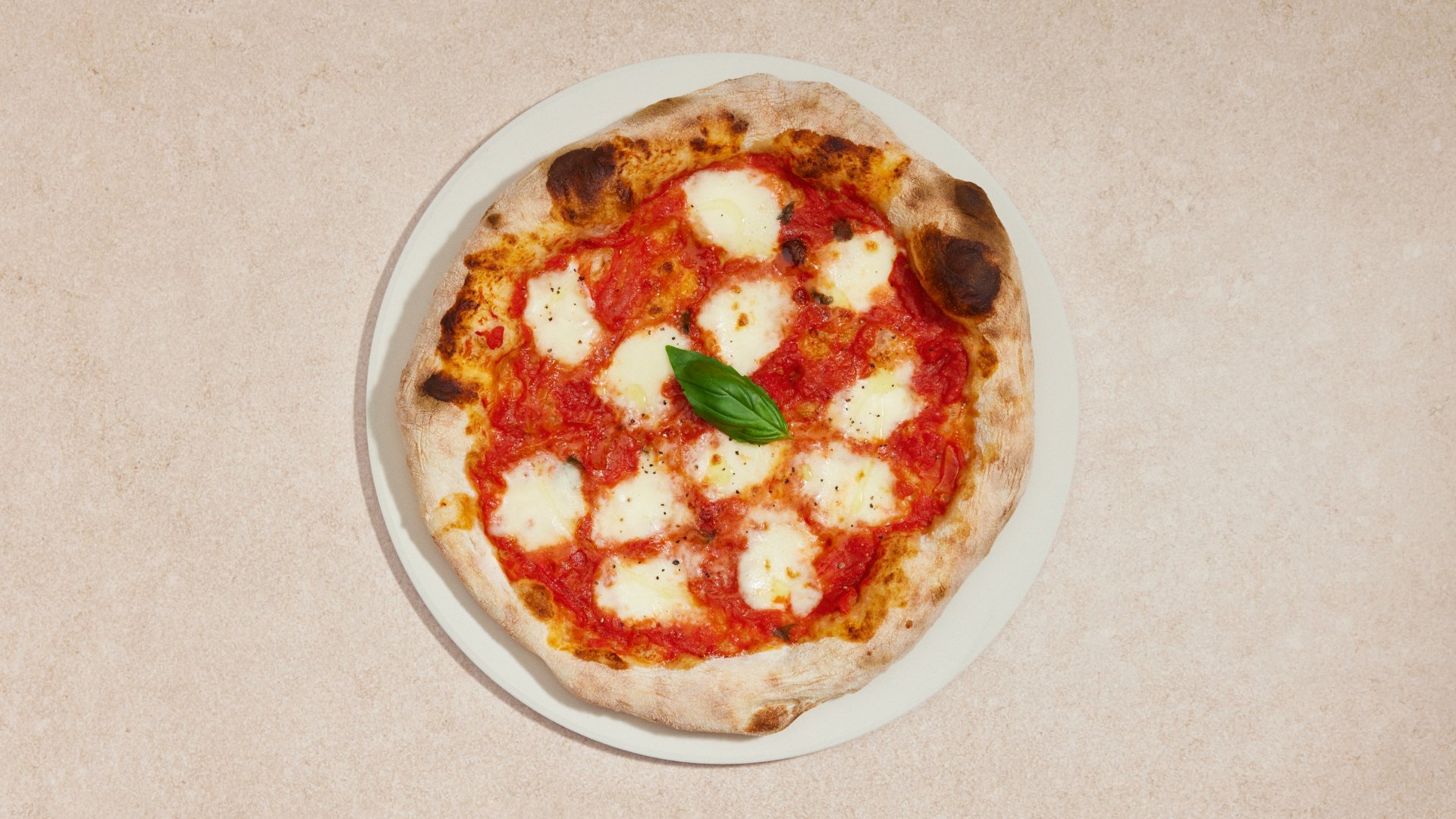 Pizza margherita napoletana (Neapolitan-style margherita pizza)