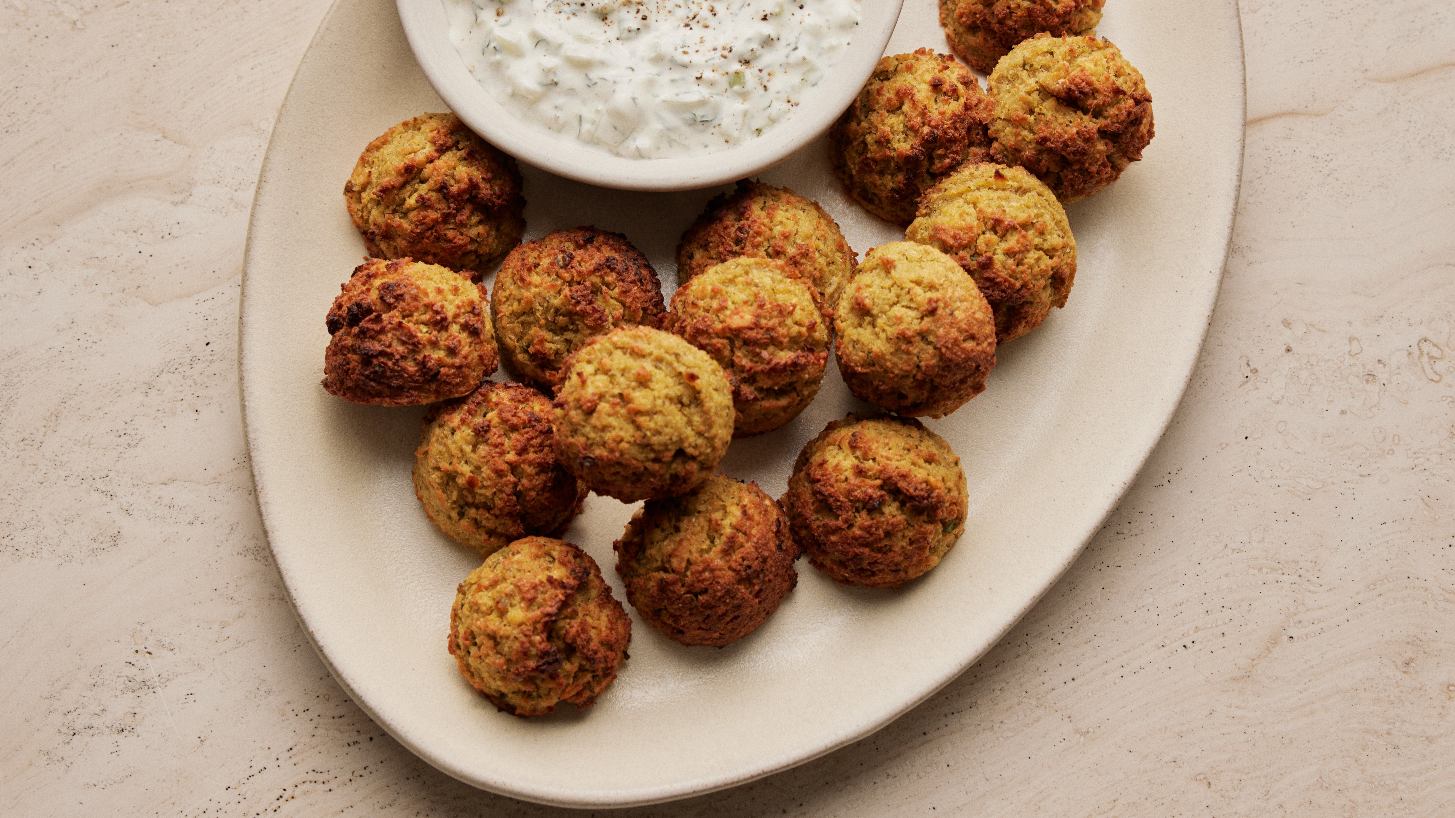 Falafel with yogurt sauce