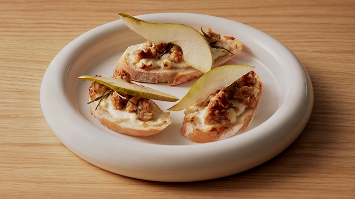 Karamelize Edilmiş Kuru Yemiş, Armut ve Feta Peynirli Bruschetta