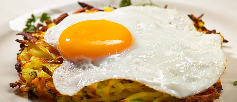 Rösti de légumes cuit sur la plaque