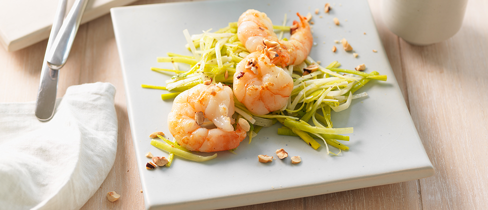 Crevettes géantes au beurre noisette sur salade de poireaux