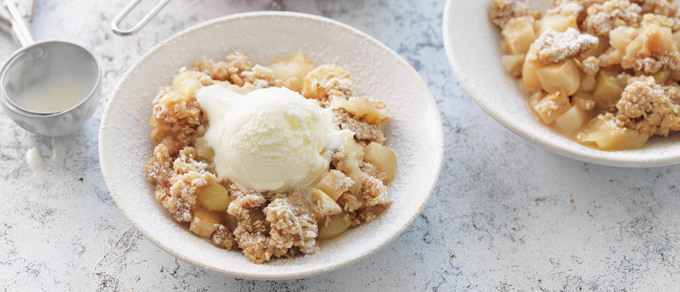 American apple and cinnamon crumble