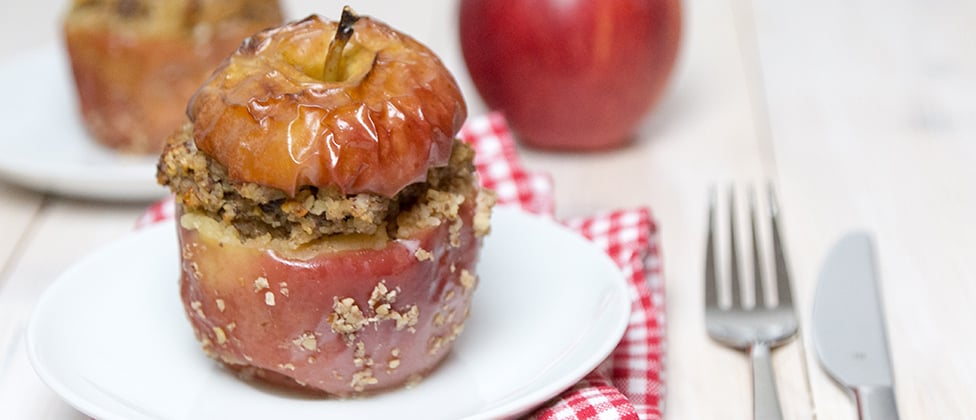 Bratäpfel mit Haselnüssen, Rosinen und Honig