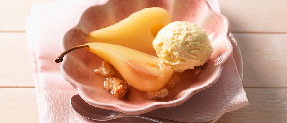 Almond ice cream with pears and chocolate streusel