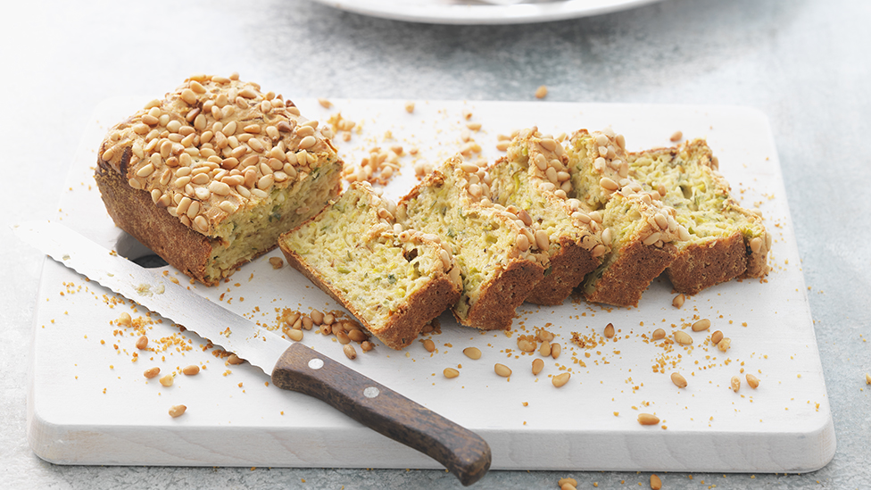 Lauchcake mit Rosmarin und Pinienkernen