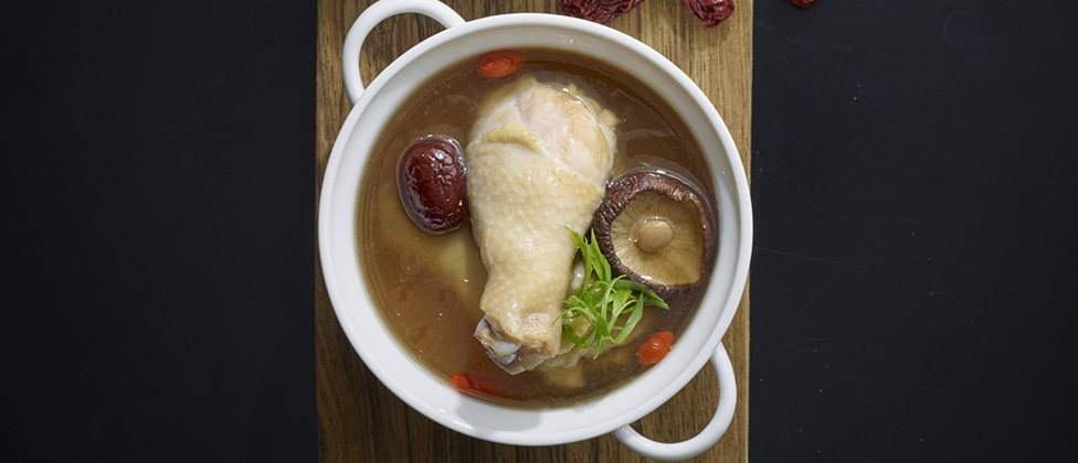 Soupe de poulet et shiitake, baies de goji et dattes rouges