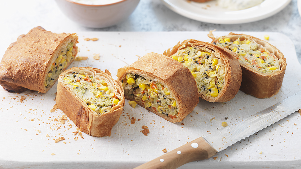 Strudel aux légumes à la sauce au cresson