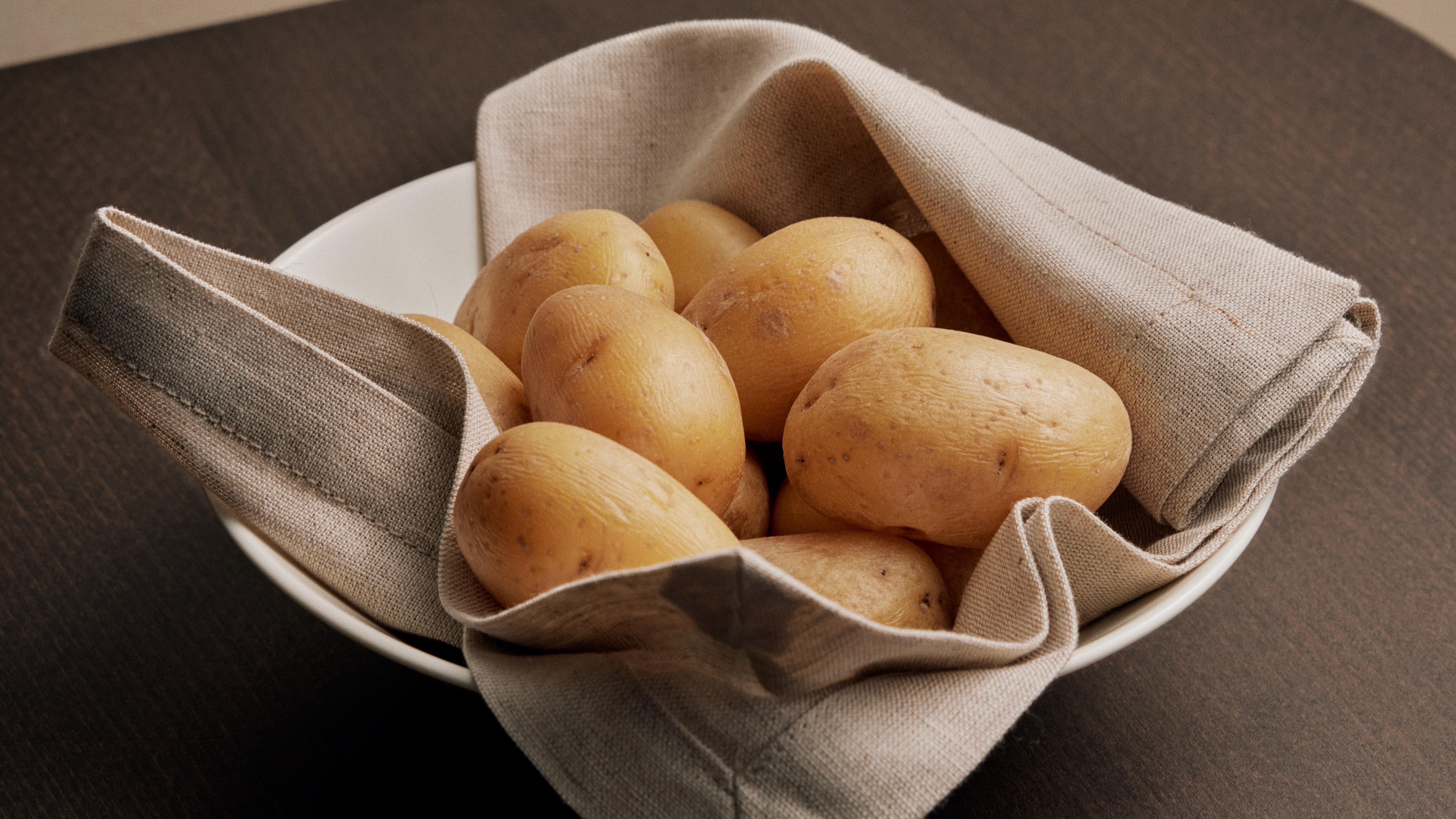 Gschwellti (potatoes cooked in their skins)